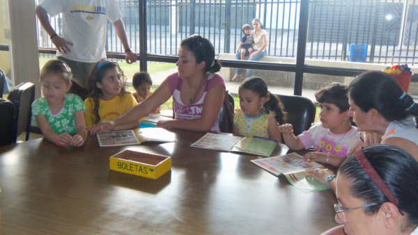 Leyendo entre amigos, en la Biblioteca Pública de Heredia